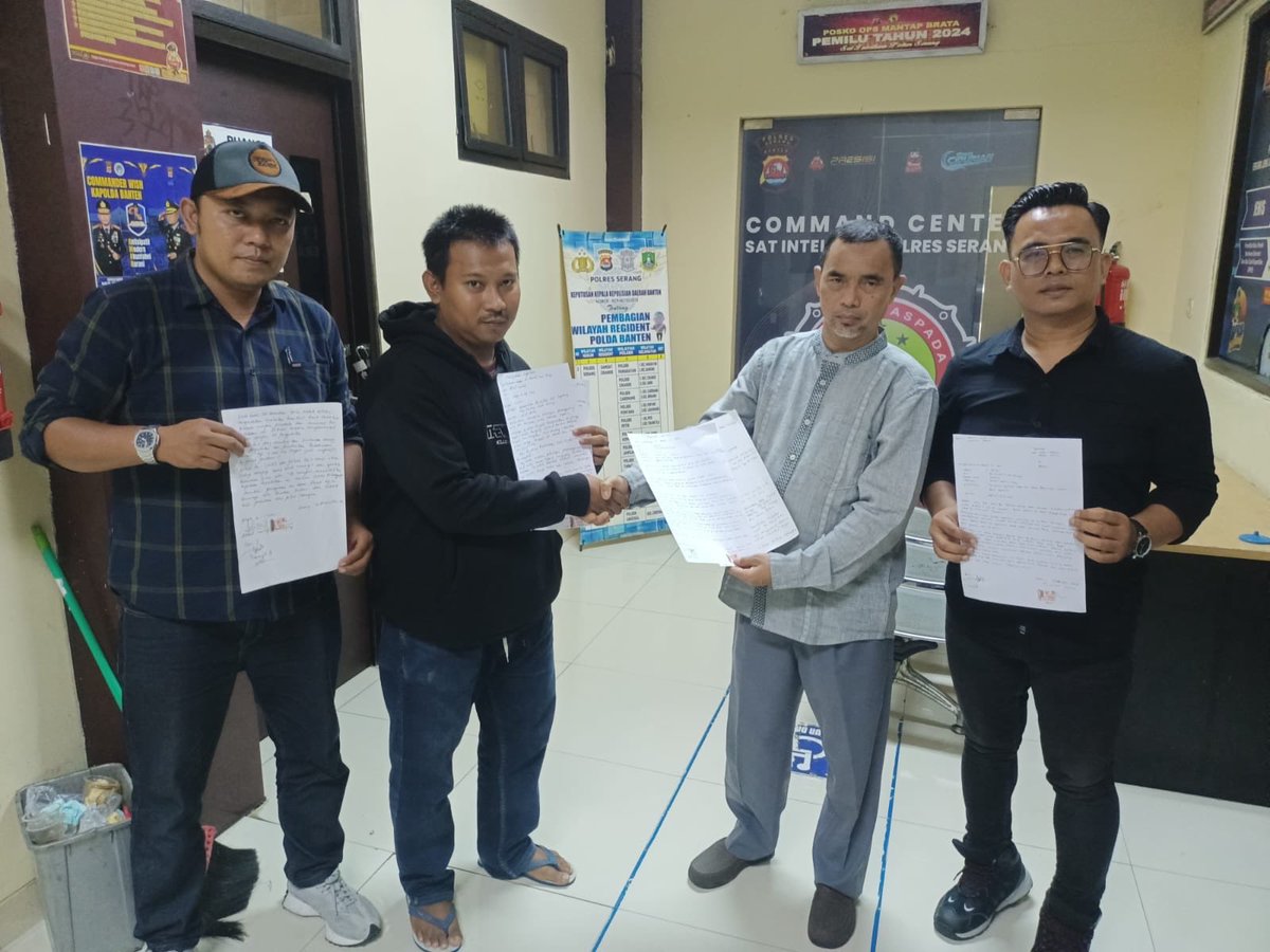 Satlantas Polres Serang melaksanakan penyelesaian perkara laka lantas melalui mekanisme Restorative Justice.
Mengedepankan musyawarah, keadilan, dan kemanusiaan atas dasar kesepakatan kedua belah pihak.