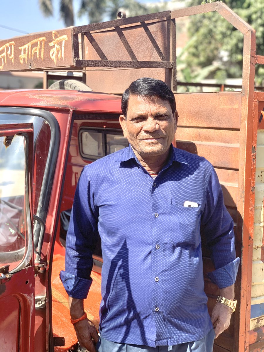 यह जो मेरे पास खड़े हैं ये भारतीय क्रिकेटर रिंकू सिंह के पापा हैं। जब मैं इनके पास पहुंचा तब यह अपना टेंपो स्टार्ट करके सिलेंडर लेकर जानें वाले थे। मैंने उनसे कहा कि

"अंकल जी, आपका बेटा इंटरनेशनल स्टार है अब तो यह काम छोड़ दो!"

तो इसका जवाब देते हुए वह बोले

"बेटा, अगर इसे छोड़