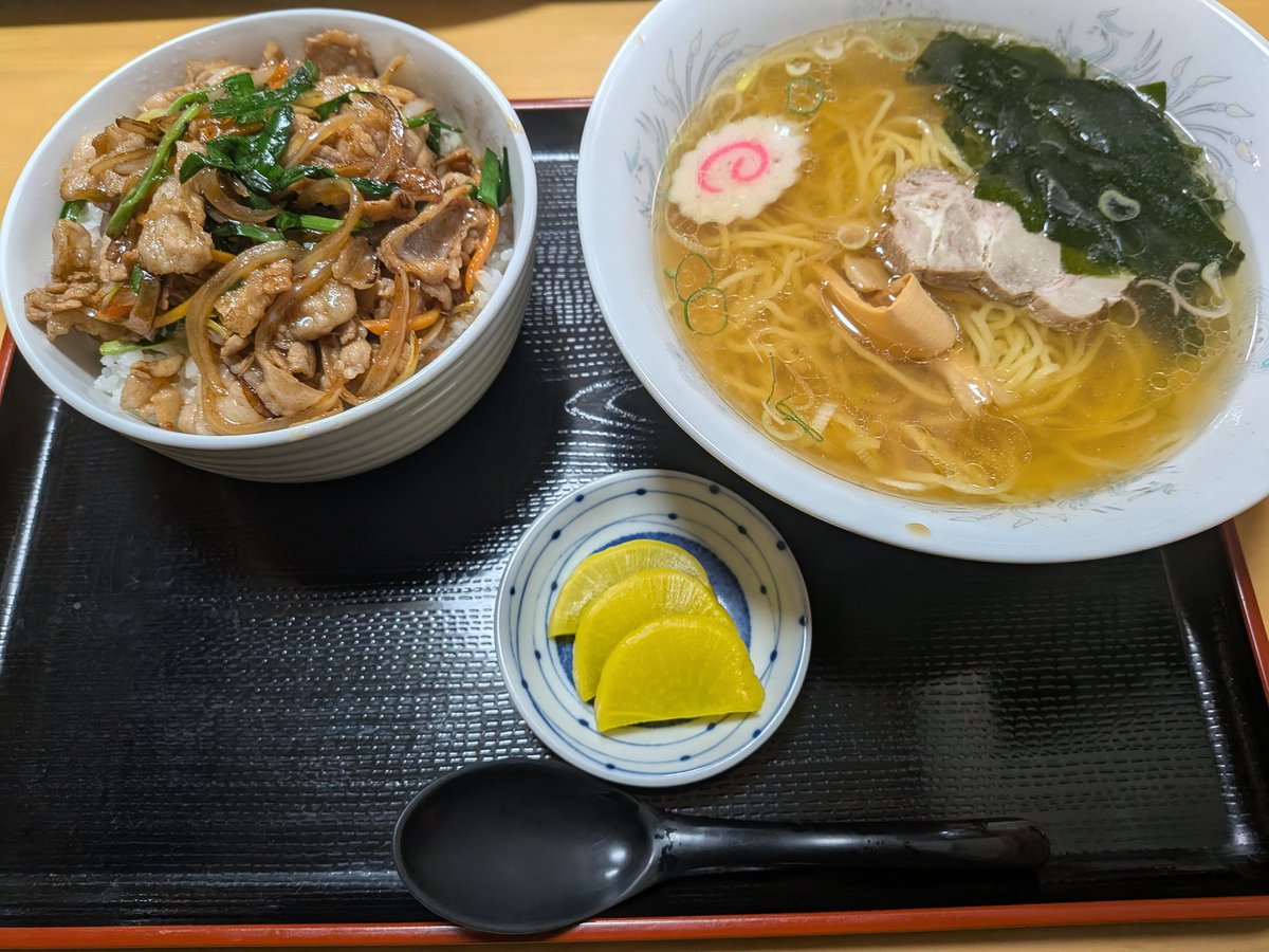 BOO92535237's tweet photo. 常総市大生郷町 食事の店 しゅんさん

初訪🤤
この前Googleマップを見てたら見つけた♪

日替わり定食
豚バラ丼セット（ラーメンつき）

ここの味濃いめで美味い(　ﾟдﾟ)ﾝﾏｯ!
少し塩味が強いけど、さっぱりとしたラーメンに合う♪

ここの全てを制覇してみたい(*´﹃｀*)

ご馳走様でした🐷 https://t.co/KWvemCVV16