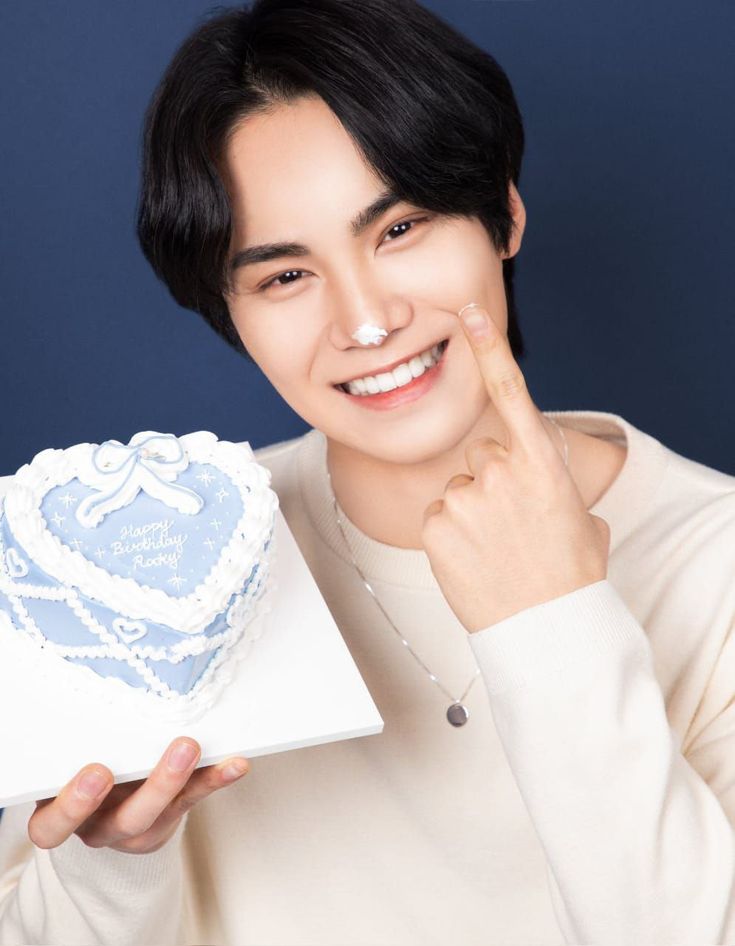 Kit_a0515's tweet photo. Happy Birthday Rocky!🥳 So wonderful that you will celebrate your special day with your loving fans. What a special treat for everyone. May your day be filled with all the love, joy and happiness you deserve ❤️ 

#HAPPY_ROCKY_DAY
#RockyOurEternalTreasure
#ROCKY #라키 
@p_rockyent https://t.co/qKtUCcw6UP