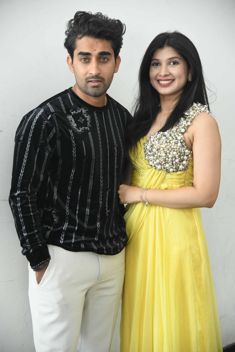 PopcornKannada's tweet photo. ಮೋಷನ್ ಪೋಸ್ಟರ್ ನಲ್ಲೇ ಮೋಡಿ ಮಾಡಿದ “ಶಿಖಂಡಿ”
https://t.co/Ku78XX9bI8
@PRO_SVenkatesh
#Shikhandi #ShikhandiMotionPoster #YuvarajGowda #NikhilMaliyakkal #DeepakShetty #GurumurthyV #PolaPraveenKumar #Kannada #Popcornkannada https://t.co/FD07Px13lf