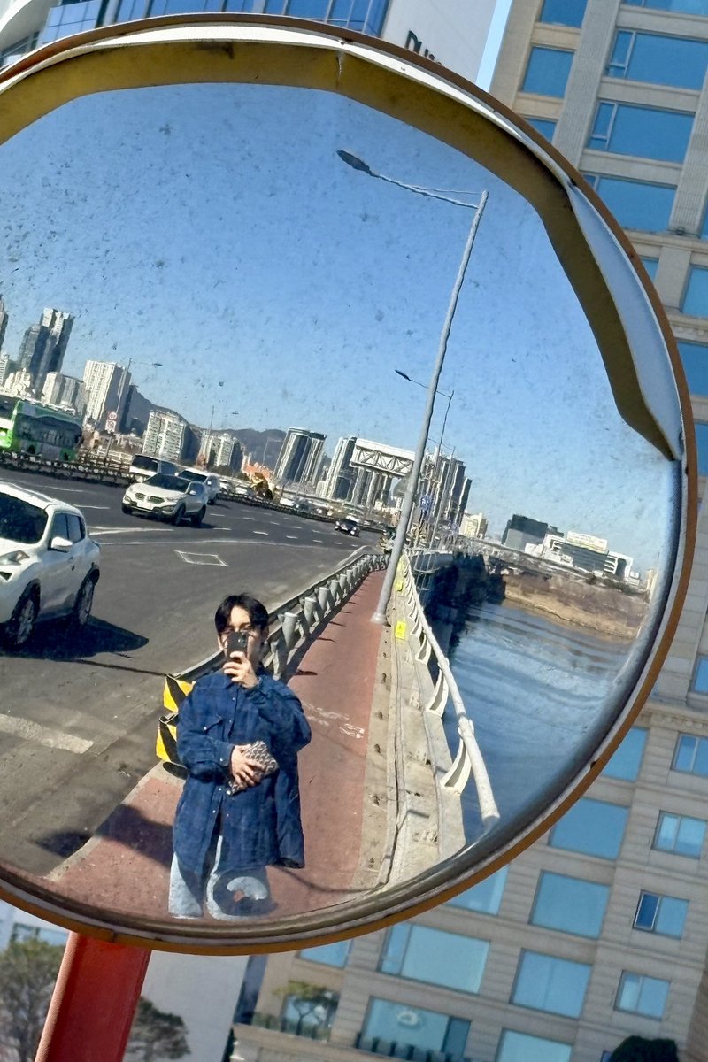 Jongdae bubble update while walking for lunch haha🤍