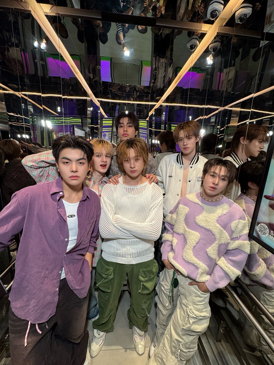 CIRCRL's tweet image. ‘แซม เลออน พาย พี ติวเตอร์ เบ็น’ CIR*CRL พร้อมไปโชว์ในงาน ‘mami GRAND OPENING—the feel-good moment’ แล้วค้าบ 🫡💥

🐬🐼🦊🐶🐺🐱
CIRCRL MAMI GRAND OPENING
#MamixCIRCRL
#MamiBrand #MamiCosmetics #MamiFeelGoodMoment
#CIRCRL 
#MchoiceMusic