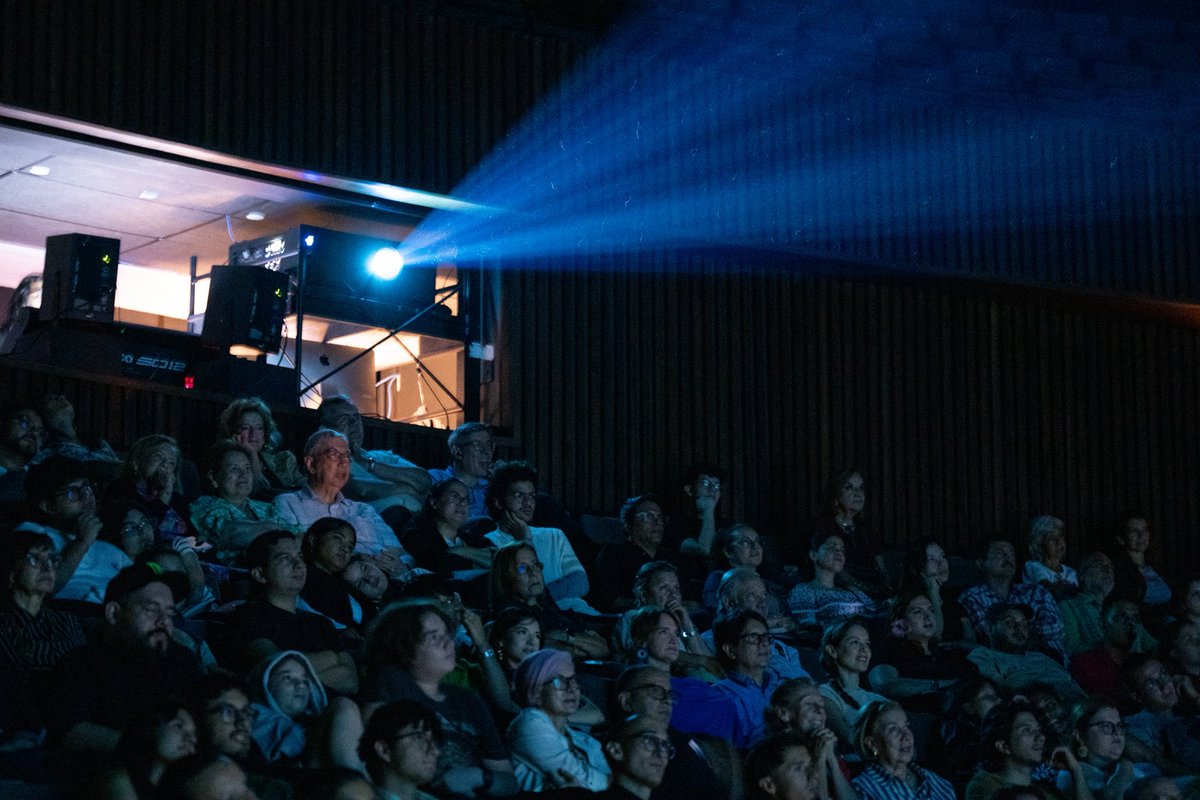 TSantanderBGA's tweet photo. #MomentosTeatro🎭

 Una noche mágica donde el cine mudo y la música en vivo nos hicieron viajar 100 años atrás 🎬✨
Alma Provinciana llenó el escenario de historia, arte y emoción en el Teatro Santander.

Gracias por ser parte de esta experiencia inolvidable 💛
@unab_online https://t.co/L4TCMlNmGr