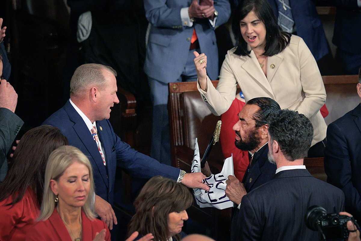 atrupar's tweet photo. get a load of Nicole Malliotakis as Al Green's "BLACK PEOPLE AREN'T APES!" sign is ripped down by House Republicans

(Chip Somodevilla/Getty) https://t.co/BEWNhOezoX