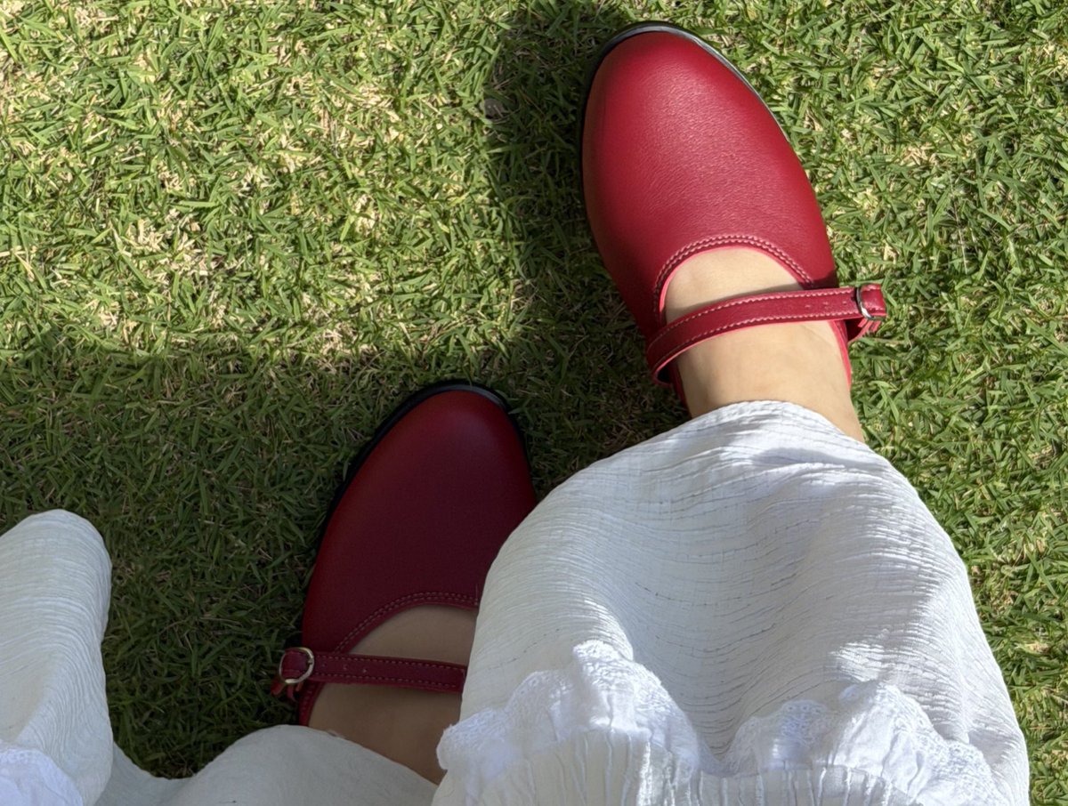 ยังยืนยันว่ารองเท้าเครื่องหนังบ้านสายพินควรแมสเยอะๆ รองเท้าสวยจริงๆนะ เนี้ยบอะในงบ 300 กว่าบาท แล้วล่าสุดเห็นคุณลุงทำแมรี่เจนผ้ายีนส์ออกมา สวยม้ากㅠㅡㅠ นี่อุดหนุนมา 4 ละ ใส่เองสอง ม๊ากับป๊าคนละคู่ ทนมาก ได้เป็นคุณหนูทันทีด้วย🫶🏽⭐️🫒