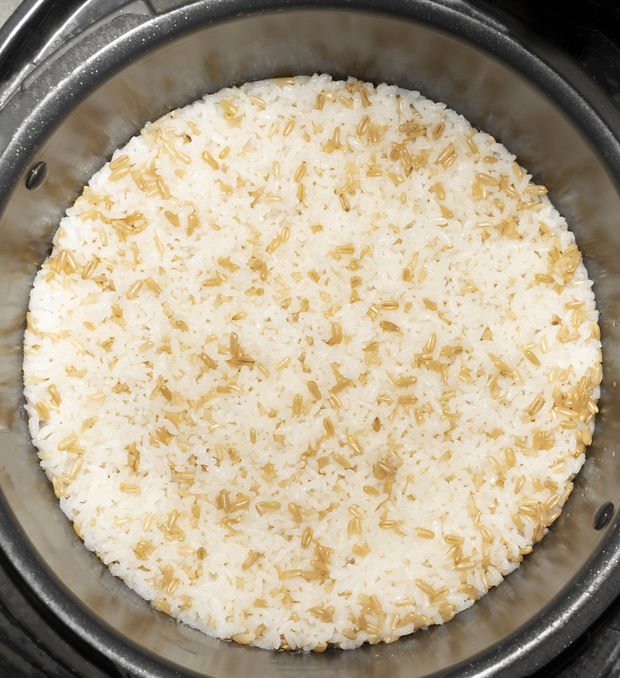 tang__kira's tweet photo. Setelah memasak nasi dengan rice cooker, sebagian orang membiarkannya tetap tersimpan dalam mode “hangat”. Jika mempertimbangkan kadar gula darah, kebiasaan ini sebaiknya dihindari. 

Dijelaskan bahwa dibanding langsung menyantap nasi panas yang baru matang, membiarkannya agak dingin terlebih dahulu dapat meningkatkan kandungan “pati resisten” sehingga lebih bermanfaat untuk pengendalian gula darah.