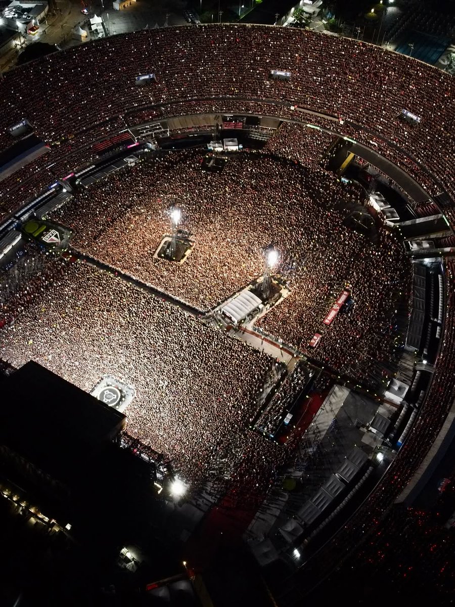felpsgalvao's tweet photo. Mais de ​72.000 pessoas no MorumBIS lotado assistindo AC/DC e The Pretty Reckless. ⚡️🎸

A lendária banda de rock tem mais duas datas em SP: 28/02 e 04/03.

📸: @willkhalifaman https://t.co/dl9PMlopxR