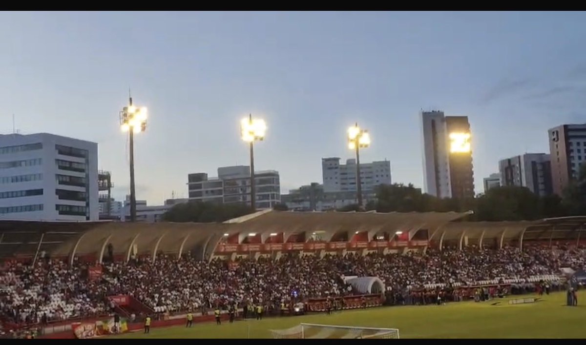 Estava num show no Morumbi do <a href="/acdc/">AC/DC</a> e, olha… de tanto ouvir falar do projeto dessa gestão do <a href="/nauticope/">Náutico</a> em LED, projeto de LED, cotinha de LED, fotinha e post de LED pro nosso querido Aflitos, resolvi reparar com mais carinho na estrutura de iluminação do Morumbi. No nosso