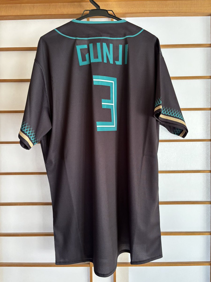 今年のエスコンユニ届いた！ めちゃくちゃ良い色！ 背番号3になった