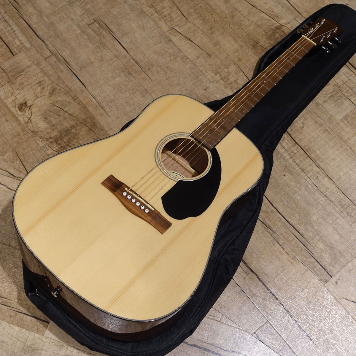 エントリー向けのアコースティックギター。弾きキズなどありますが