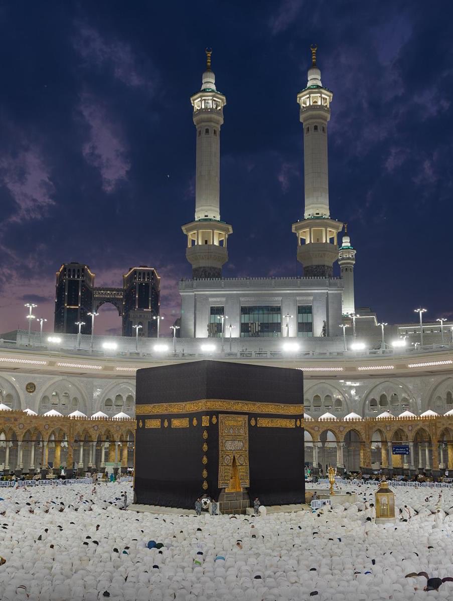 أنا الآن في #المسجد_الحرام
أدعو الله أن يغفر لنا ولكم وللمسلمين والمسلمات ،،،💐

وأنظر للكعبة المُشرّفة 🕋 بإجلال وأتذكّر قول المتنبي:

لعينَيكِ ما يلقى الفُؤادُ وما لقي
وللحبِّ ما لم يبق مِنّي وما بَقي

وما كنتُ مِمَّن يدخُلُ العِشقُ قَلبَهُ
ولكن من يُبصر جفونَكِ يعشَقِ

#رمضان