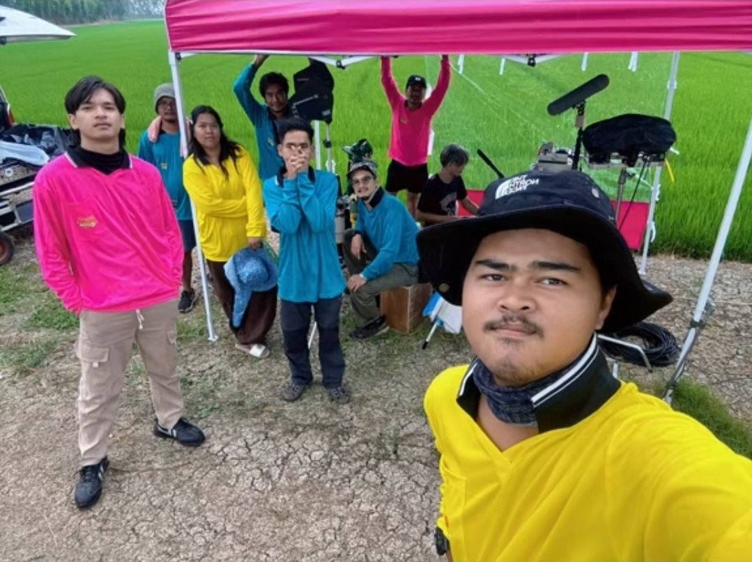 The cute crew members are all wearing fertilizer shirts 🤣🤣🤣

#ลูกหมีซอนญ่า #LMSY 
#HometownRomance