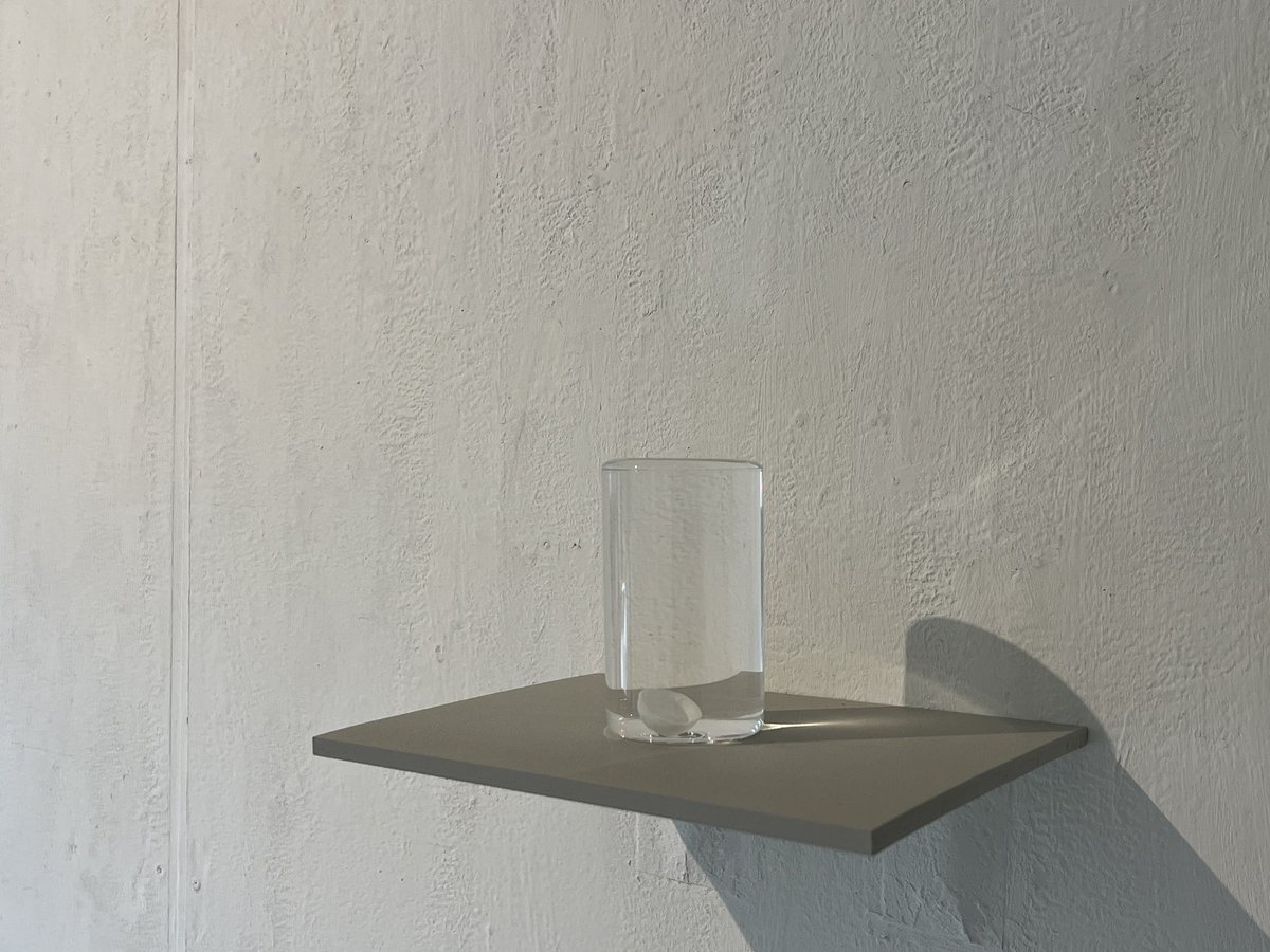 KUNST ARZT@山下裕美子展「Fossil Scene ことばのまえ ことばのあと」
紙コップや紙風船、封筒などの日用品を磁器（石）化。絶滅危惧言語を焼きつけた品々は儚い言葉や市井の営みを封じ込めているよう。紙のように薄い磁器が徐々に水に沈む《水の上で》の儚さと透明感は、脆弱さゆえの美しさを示す。