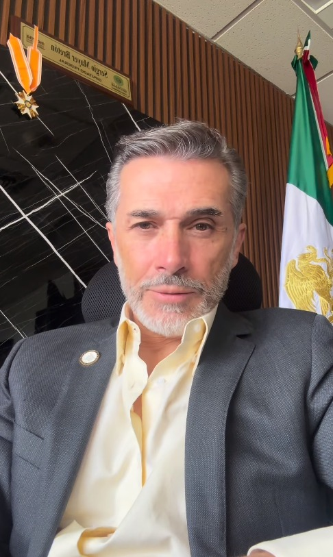 nacholozano's tweet photo. La Comisión Nacional de Honestidad y Justicia de #Morena suspendió temporalmente los derechos partidistas al diputado Sergio Mayer por su participación en “La Casa de los Famosos”.

Argumentan que si bien la solicitud de licencia para participar en el programa constituye un acto legal en términos formales, el diputado “privilegia un proyecto personal de entretenimiento sobre el ejercicio de su función legislativa, dejando pendientes diversas iniciativas".