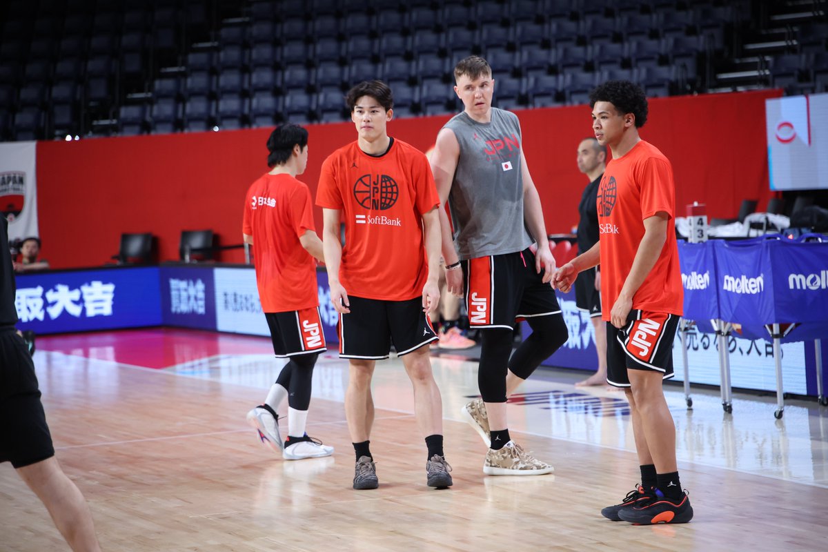 basket_count's tweet image. 男子日本代表が明日のワールドカップ予選Window2（vs中国）の前日練習を公開しました。桶谷新ヘッドコーチの初陣を前に、リラックスした各選手の表情をお届けします🌺 #FIBAWC #SetItUp #AkatsukiJapan