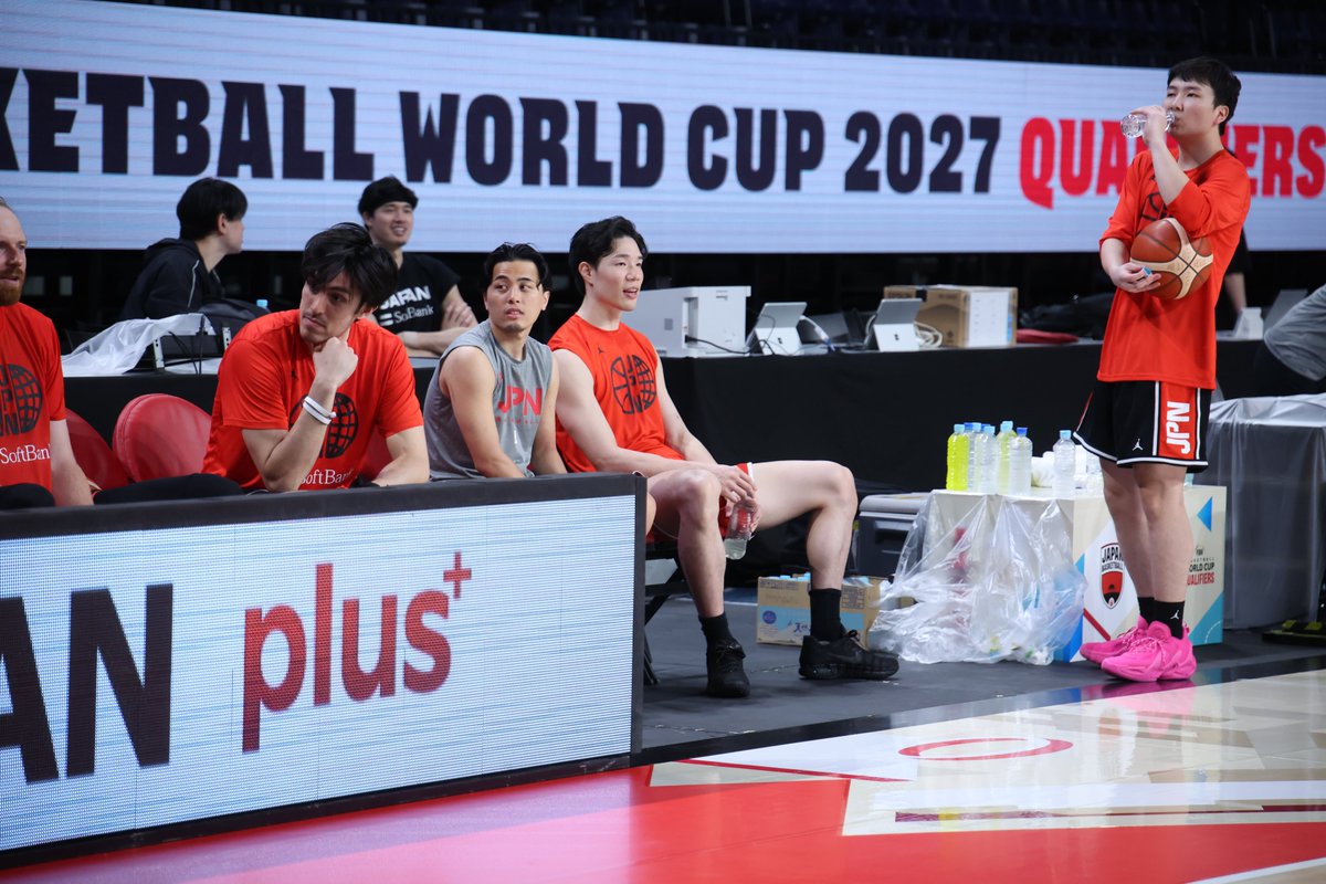 basket_count's tweet image. 男子日本代表が明日のワールドカップ予選Window2（vs中国）の前日練習を公開しました。桶谷新ヘッドコーチの初陣を前に、リラックスした各選手の表情をお届けします🌺 #FIBAWC #SetItUp #AkatsukiJapan