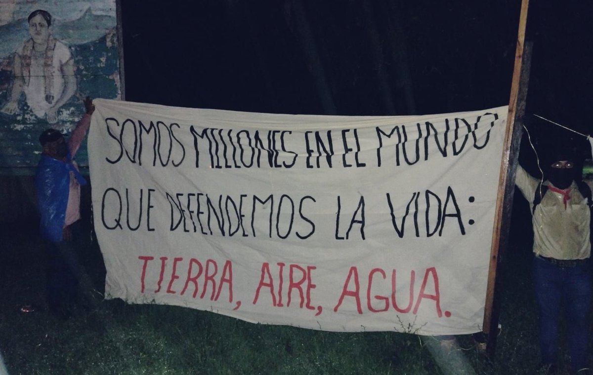 VIM_Media's tweet photo. “There are millions around the world who defend life: land, air, water.” seen in autonomous Zapatista territory in Chiapas, Mexico.
✊🏿❤️💦🌳
📸:Los Tercios Compas
#SamirVive #EZLN https://t.co/PCOGGUdnYD