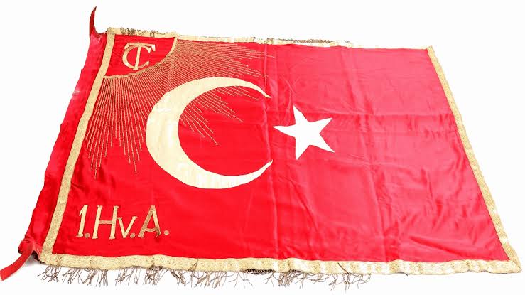 Bir yıldız daha kaydı semalarımızdan... Milletimizin başı sağ olsun. 🇹🇷
Bu gece Balıkesir 9. Ana Jet Üs Komutanlığı'ndan kalkış yapan kahraman F-16 uçağımız, görev uçuşu sırasında saat 00.50 sıralarında kaza kırıma uğradı. Uçağı sevk ve idare eden yiğit pilotumuz şehit düştü !