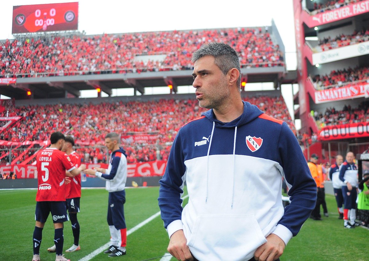 Este tipo nos hizo creer que este rejunte de hijos de re mil puta eran buenos jugadores. El villano de una historia mal contada.