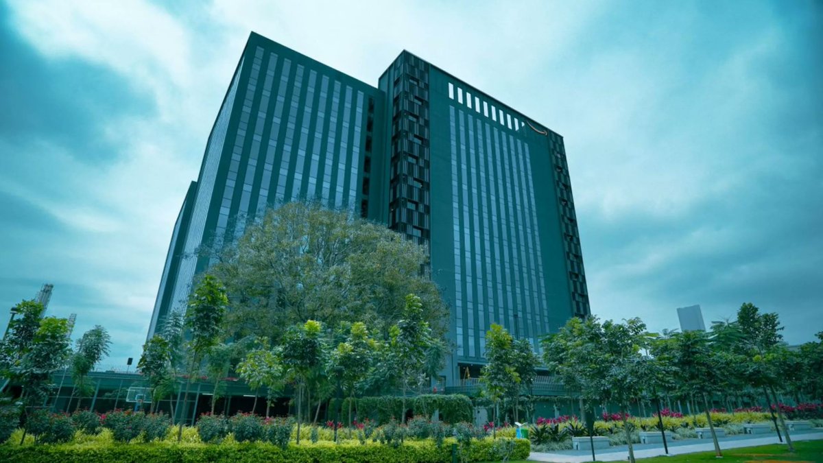 blrpost's tweet photo. Inside Amazon's second-largest office in #Bengaluru 

The campus spanning 1.1 million square feet across 12 floors on a five-acre site is situated approximately 15 kilometres from Kempegowda International Airport. 

It can accommodate over 7,000 employees https://t.co/fhGmGeT3io