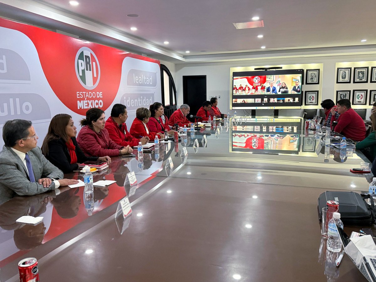 Hoy, en compañía de <a href="/EliasRescalaJ/">Elías Rescala Jiménez</a>, coordinador del Grupo Parlamentario del PRI en el Estado de México y <a href="/jlvillalobosg/">José Luis Villalobos G.</a> Coordinador Nacional de Afiliación y Registro Partidario del <a href="/PRI_Nacional/">PRI</a>, nos reunimos con la estructura estatal y las estructuras municipales del
