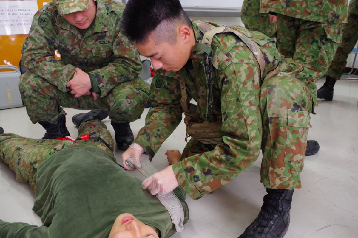 JGSDF_matsumoto's tweet image. １３連隊では、補助担架員養成訓練を行っています。
補助担架員は同じ部隊の隊員が負傷した際に救護を行い、衛生隊員に申し送ります。
命をつなぐためには、最初に処置を行う「一次救命処置」がとても大切。
仲間の命をつなぐ初動救護員としての自覚を持って訓練に臨んでいます。
#医療 #衛生 #担架