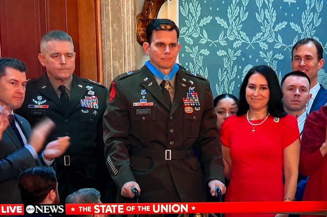 CubanOnlyTrump's tweet image. WATCH: President Donald J. Trump honors Chief Petty Officer Eric Slover for his heroism in piloting the lead helicopter during Operation Absolute Resolve to capture and arrest Nicolas Maduro
#SOTU2026 #StateOfTheUnion