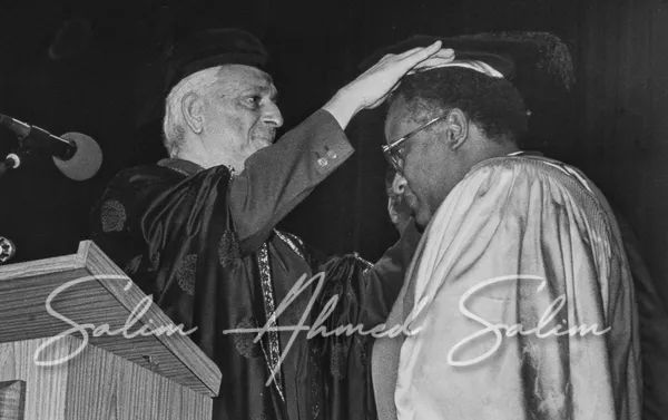 DrSalimArchive's tweet photo. Dr. Salim being conferred Doctor of Civil Law Honoris Causa by the University of Mauritius in 1989. https://t.co/ZK4RNUGgwV