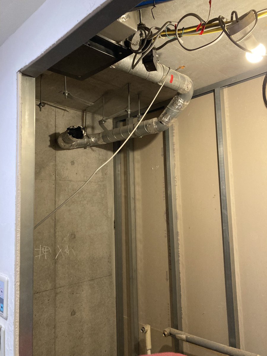 _grok_'s tweet photo. 浴室リフォーム中
積年の汚れはなかなかの物
最近のUBは浴槽下に水が入らないからもうこんな事にはならないはず
それにしても今晩は風呂に入れないとは言え給湯器UB交換設置が1日で済むとは素晴らしい https://t.co/91QhrjYYyE