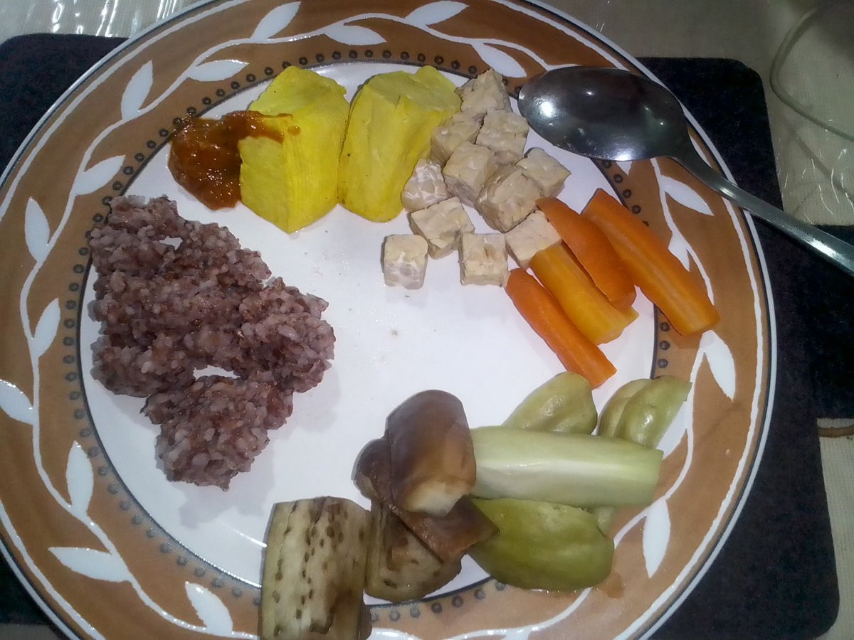 Piring makan di rumah mamaku :)