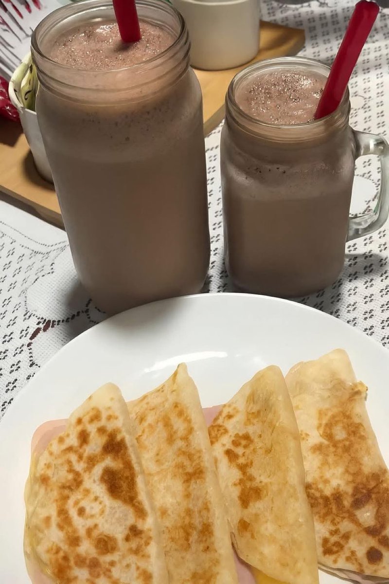 Javisness's tweet photo. Unas quesadillas con un vaso de chocomilk y se te reinicia la vida https://t.co/KdKlnkYigi
