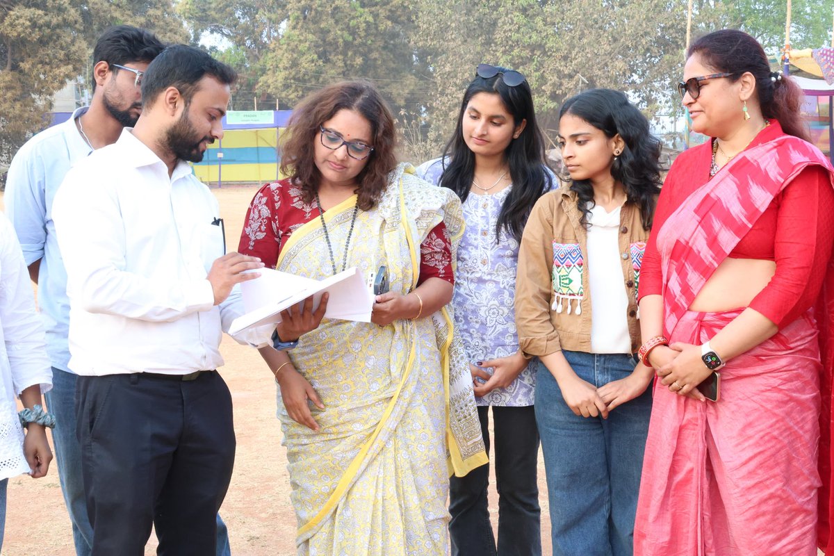 paras_yadav_14's tweet photo. Day 3 of Grameen Yatra
Students of IIMC Dhenkanal launched their newsletter; amplifying grassroots voices and stories that matter.
Interactions, interviews, and connections for a better tomorrow.
#GrameenCharcha #DevelopmentJournalism #IIMCDhenkanal #LearningBeyondClassroom https://t.co/LtTayWs00C