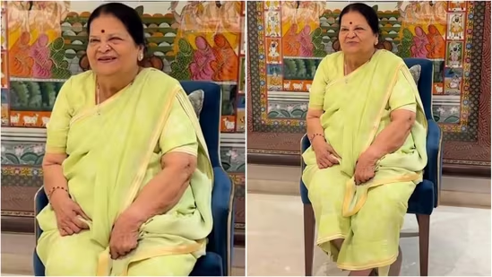 NewsKiDuniya6's tweet image. At 92, Kokilaben Ambani proves elegance is timeless. 
Celebrating her birthday in a graceful lime-green chiffon saree, she chose simplicity over heavy embellishments  redefining grace with dignity.
#KokilabenAmbani #AmbaniFamily #TimelessElegance #IndianStyle #Grace