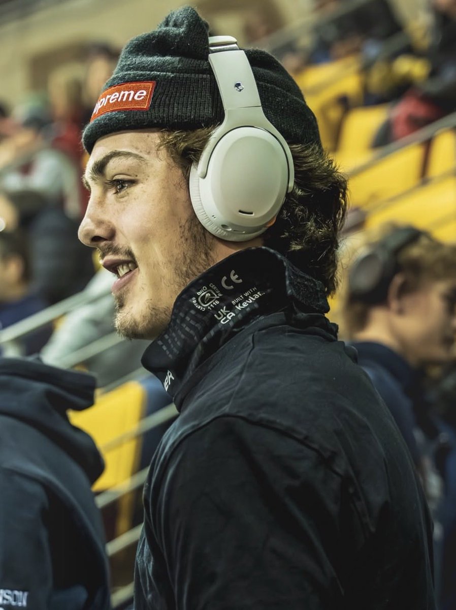 RammerHockey's tweet image. Damn them Hibbing boys in that Supreme tech #sty #nails #ecigs