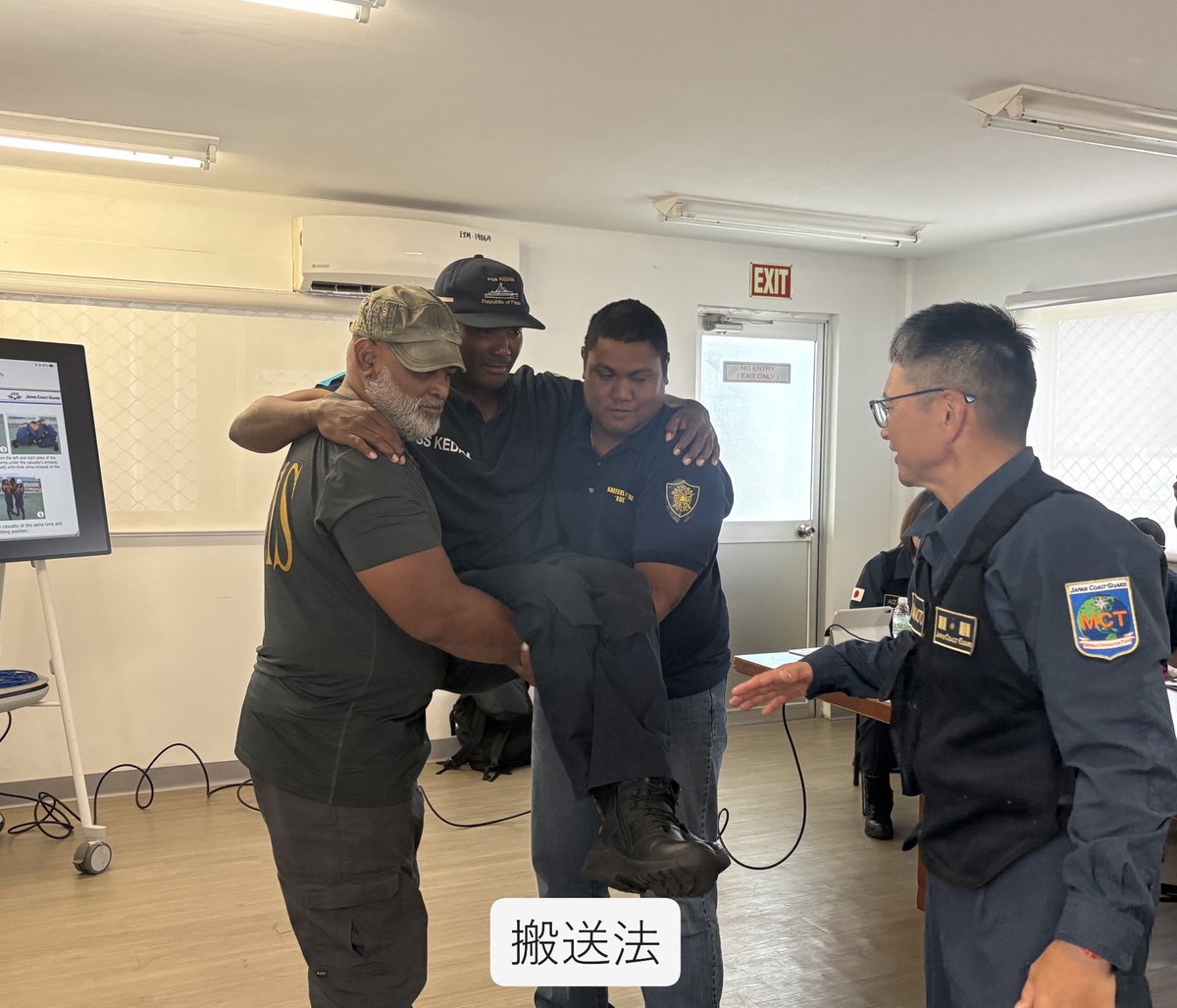 JCG_koho's tweet image. #海上保安庁   は、#笹川平和財団（#SPF）の枠組みを通じてMobile Cooperation Team（#MCT）を #ミクロネシア に派遣し、ミクロネシア海上保安機関に対して、救難技術に関する能力向上支援を実施しています。
#FOIP
#自由で開かれたインド太平洋