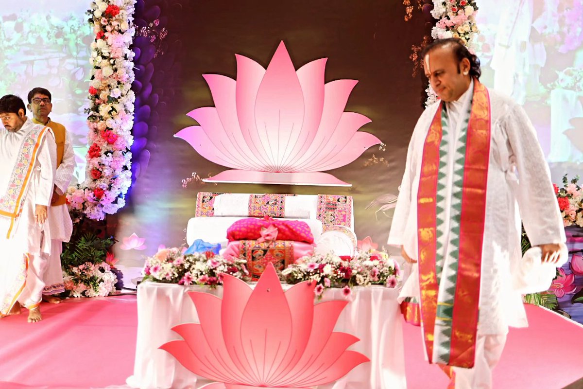 4th day of "VRAJ 84 KOS RASPAN " DUBAI, UAE organised by Sunilbhai Gandhi &amp; family