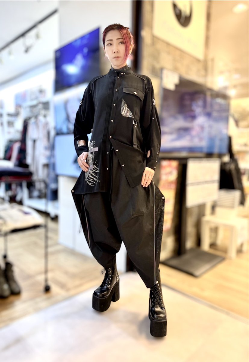 ozz_shibuya's tweet photo. こんにちは🐸

#新作✨️#Conte
🪼Neural Interface🪼

ブラウス
ワイドパンツ
クラゲの刺繍プリントが人気💞
#MAGNETbySHIBUYA109
　
🛒online shop🛒
 https://t.co/kdAbgFQkRt

両店舗にて販売中🖤
是非店頭にてご覧ください🙇‍♀️✨️

#ozz男子 #MenStyling #Jellyfish
#Jfashion #Unisex #steampunk https://t.co/Peo173Ni7v