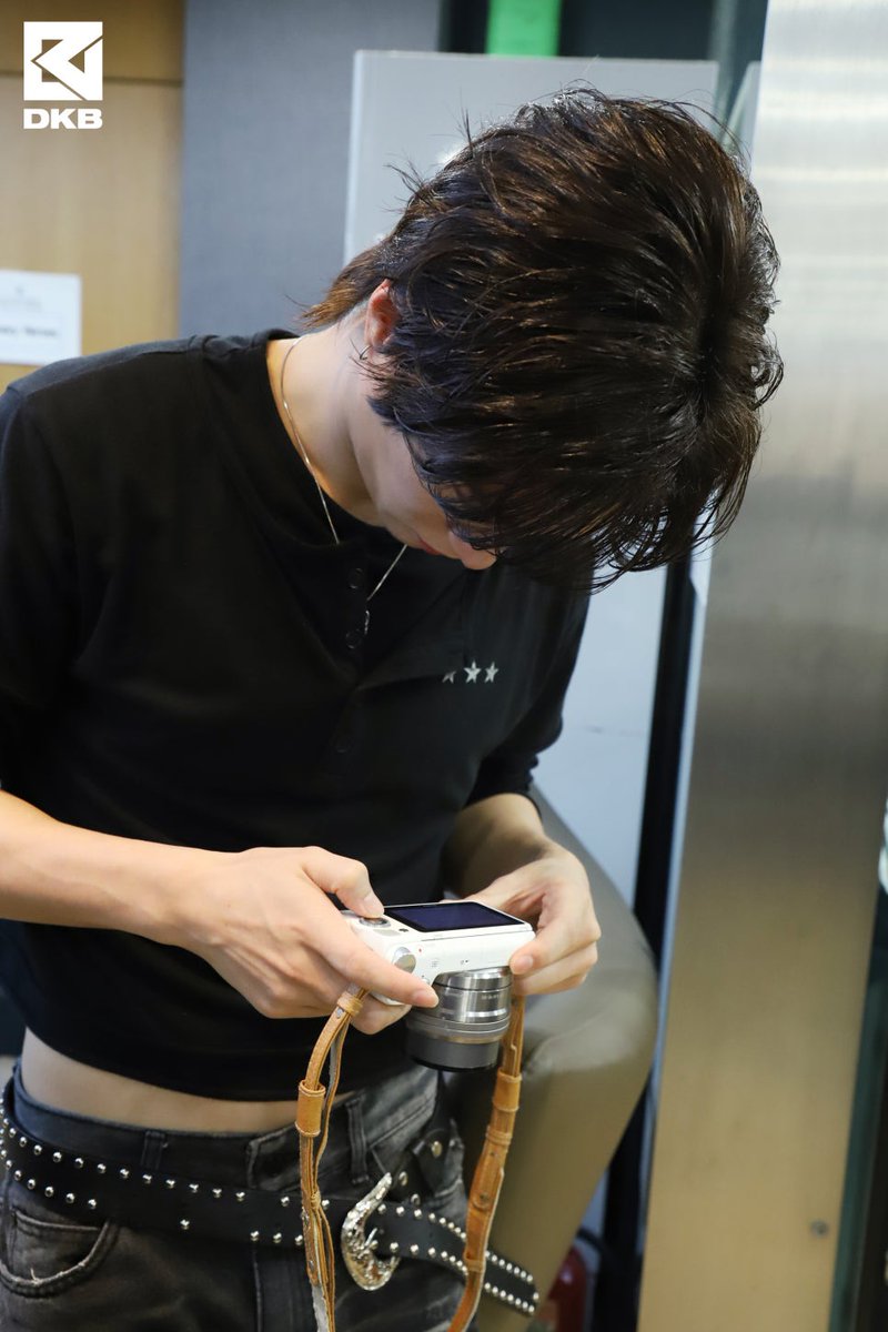 nobody lookin at whatever ur lookin changmin