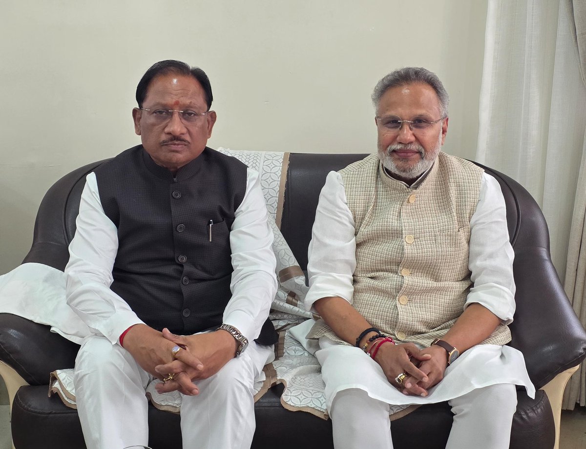 SunilSinghiIND's tweet photo. छत्तीसगढ़ के माननीय मुख्यमंत्री श्री @vishnudsai  जी से आज सौहार्दपूर्ण एवं सार्थक भेंट हुई। प्रस्तुत छत्तीसगढ़ बजट के लिए उन्हें हार्दिक बधाई दी।

इस अवसर पर राष्ट्रीय व्यापारी कल्याण बोर्ड की देशव्यापी पहलों जैसे व्यापार को आसान बनाना, व्यापारियों की आवाज़ को नीतिगत मंच तक पहुँचाना, कल्याणकारी कार्यक्रमों को आगे बढ़ाना और खुदरा क्षेत्र को सशक्त करना, इन सभी विषयों पर विस्तृत चर्चा हुई।