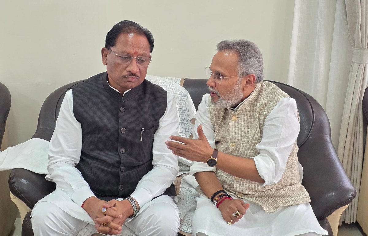 SunilSinghiIND's tweet photo. छत्तीसगढ़ के माननीय मुख्यमंत्री श्री @vishnudsai  जी से आज सौहार्दपूर्ण एवं सार्थक भेंट हुई। प्रस्तुत छत्तीसगढ़ बजट के लिए उन्हें हार्दिक बधाई दी।

इस अवसर पर राष्ट्रीय व्यापारी कल्याण बोर्ड की देशव्यापी पहलों जैसे व्यापार को आसान बनाना, व्यापारियों की आवाज़ को नीतिगत मंच तक पहुँचाना, कल्याणकारी कार्यक्रमों को आगे बढ़ाना और खुदरा क्षेत्र को सशक्त करना, इन सभी विषयों पर विस्तृत चर्चा हुई।