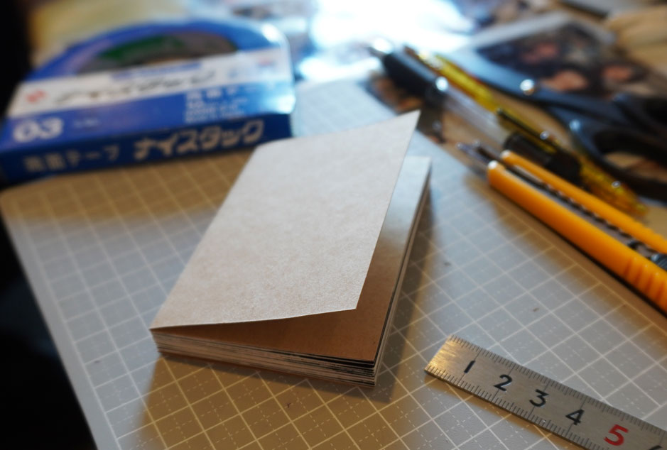 ！L版の写真プリントを折って作る、tomohanさんの豆本ワークショップ開催しました📔今回は中根も参加させていただきました✨めっちゃ楽しかったです👍️自分の分の表紙カバーはシルクスクリーンでプリントした布で作るのでこれから作業します🚀

#豆本 #写真集 #ワークショップ #写真