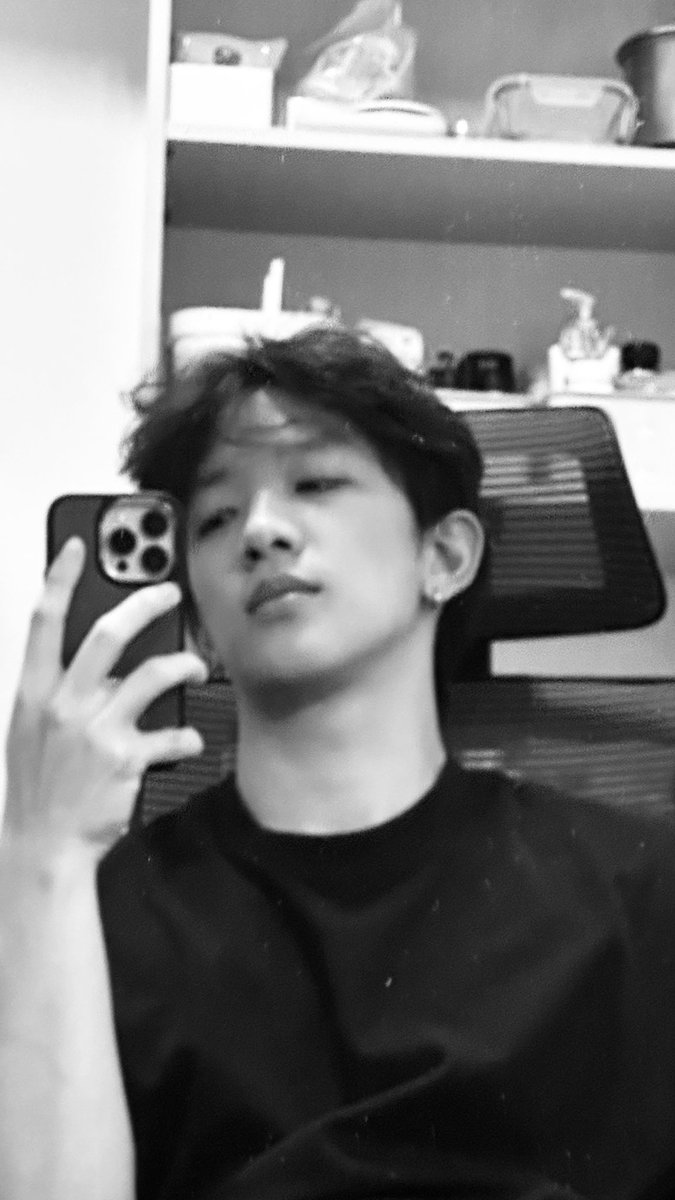 00yws's tweet photo. noir https://t.co/pIXT2t38lR
