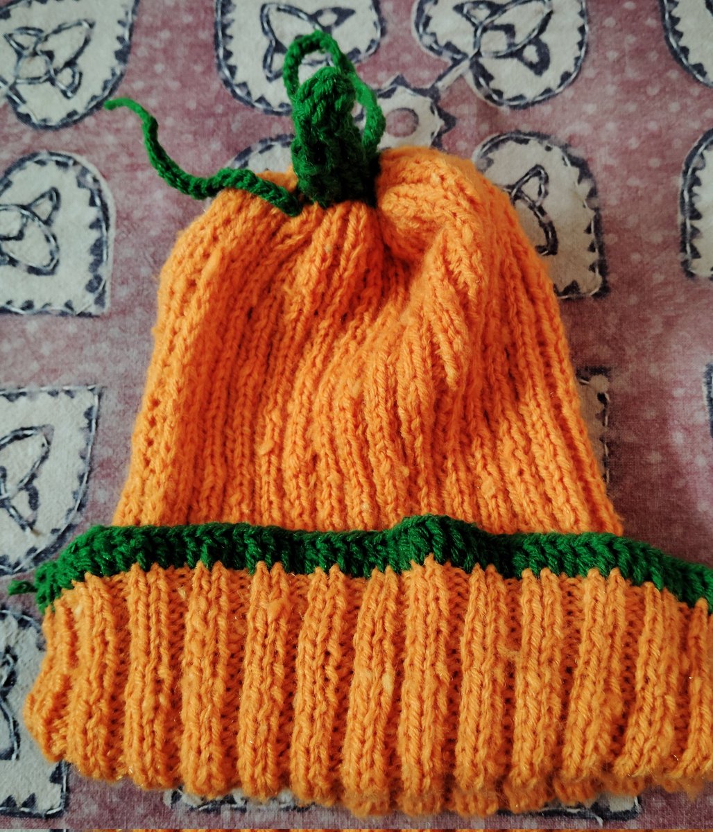 piyali0117's tweet image. Handknit #woollen pumpkin #beanie For an 8-10 year old. I crocheted the green border &amp;amp; stalk &amp;amp; tendrils. It's one of my fav projects. I make one every winter.
