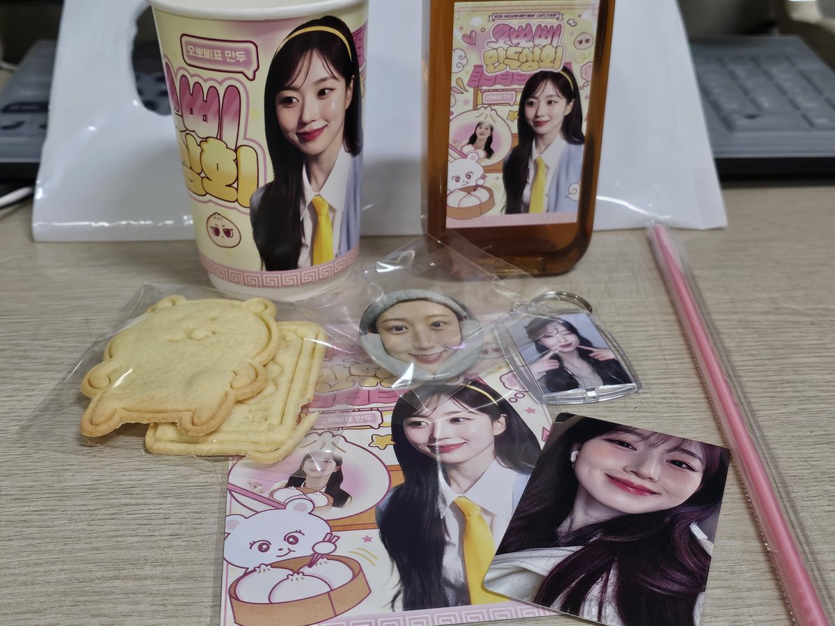 91207Hz's tweet photo. 회사탈출 넘버원... 점심시간에 짧게 다녀왓읍니다
가게 찾기가 너무 햄들었어요... 그리고 수상하게 복귀하자마자 특전 사진부터 늘어놓고 찎음... 럭드 원하는거 뽑을때까지 하고싶었는데 시간이 없어서 두번밖에 못했음에 원통해하다
#오뽀삐_만두상회 https://t.co/ypCcqbOPeh