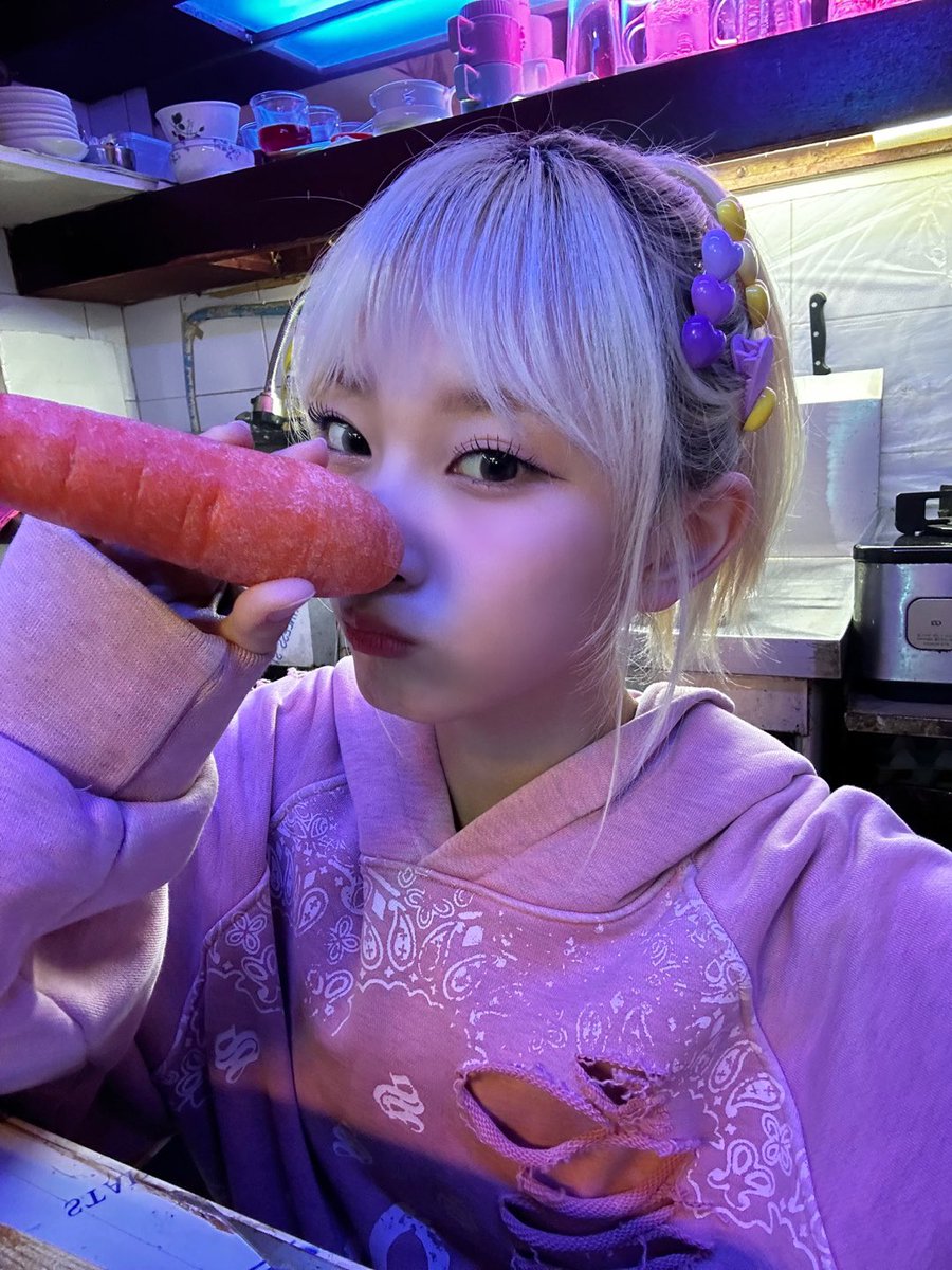 (𝓐.) cute bunny who likes to eat carrots 🥕, Chowonye! If this bunny steals carrots all the time, it's okay!!ヾ(＾∇＾)