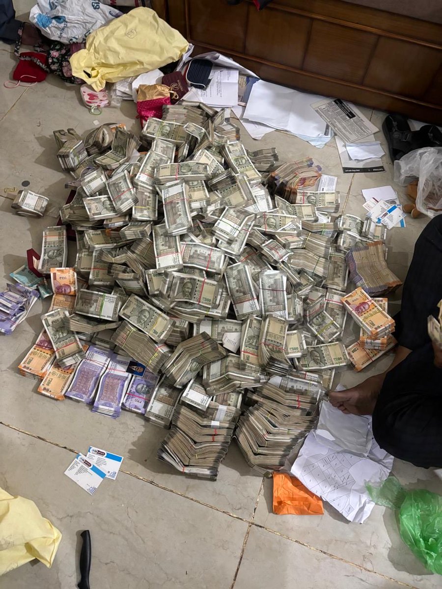 OdishaVigilance's tweet image. Following apprehension of Sri Debabrata Mohanty, I/C Deputy Director, Mines, Cuttack Circle, by #Odisha #Vigilance yesterday night for taking bribe Rs.30,000/- from a coal vendor,  over Rs 4 Crore cash recovered from his flat in #Bhubaneswar &amp;amp; seized. Counting on. 
Searches ctng.