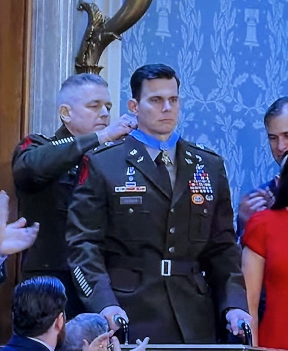 OrlvndoA's tweet image. Eric Slover.

No olvidemos su nombre.