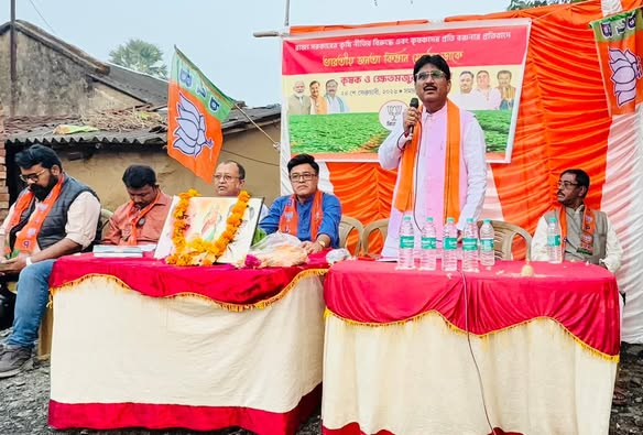 पश्चिम बंगाल के दो दिवसीय प्रवास के निमित श्रीरामपुर लोकसभा क्षेत्र में जंगीपाडा विधानसभा क्षेत्र के हाजीपुर ग्राम में बूथ स्तरीय जन चौपाल कार्यक्रम में शामिल होकर कार्यकर्त्ताओ के साथ संवाद किया।
इस अवसर पर भाजपा किसान मोर्चा के प्रदेश उपाध्यक्ष श्री अमलेश मुखर्जी, प्रदेश