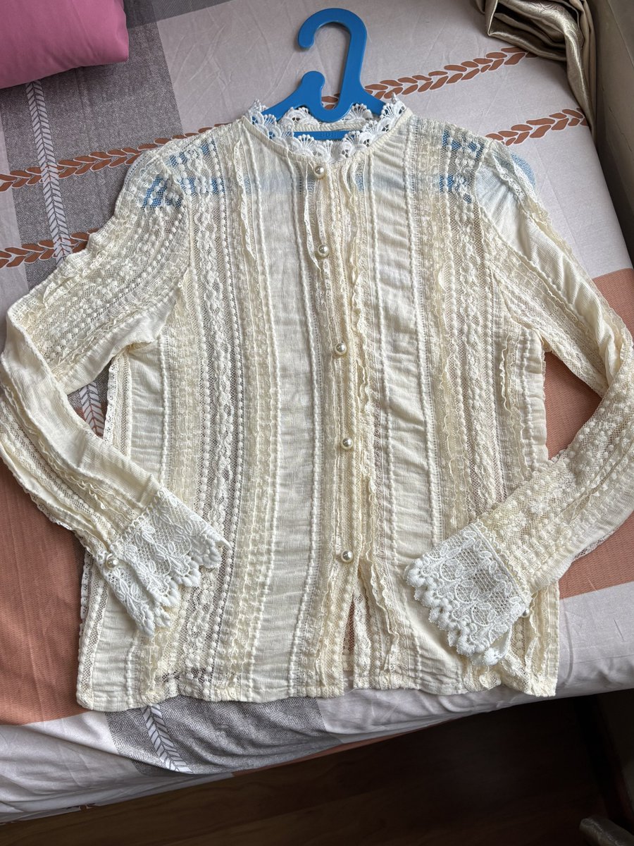 ctrIsohn's tweet photo. wts kemeja blouse lace top 50k sajaa (co oren kena biaya admin yaah) dom tangerang

bajunya masih bagus bgttt cuman kepake sekali, hbnya 165k, tp bahannya agak nerawang jd hrs pakai inner lg yahh

bust 84-96cm, length 58cm https://t.co/lGBzSqpjwj